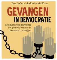 Gevangen in democratie, Hoe ingesleten gewoontes het politiek bestuur in Nederland lamleggen door Joscha de Vries & Ilse Hofland