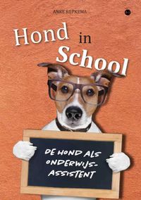 Hond in school